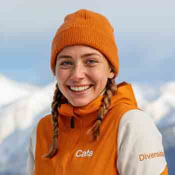 Cata instructora de ski ayudando a un alumno en una pendiente en Cerro Catedral en San Carlos de Bariloche