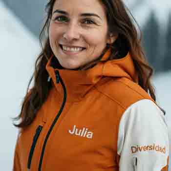 Julia instructora de ski en Cerro Catedral durante una clase en la montaña en San Carlos de Bariloche